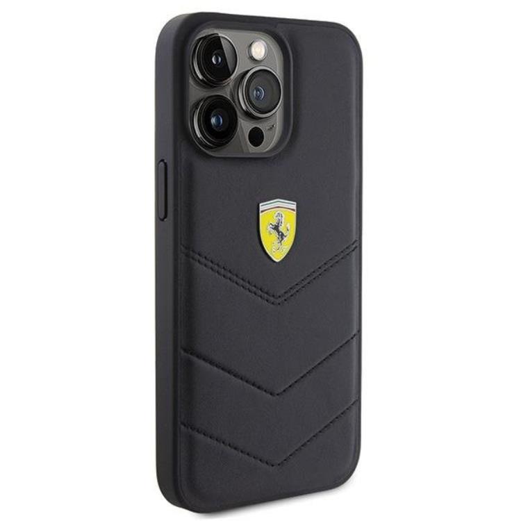 Ferrari Ferrari Mobilskal till iPhone 15 Pro Max Quilted Metal Logo - Svart