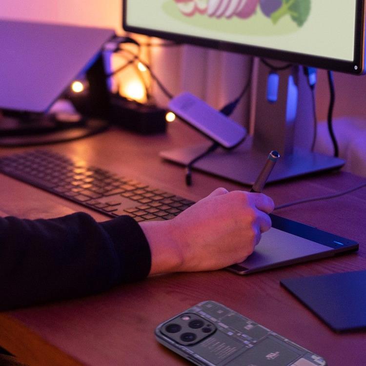 OEM Mobilskal till iPhone 15 Pro Max Tech Pattern 1