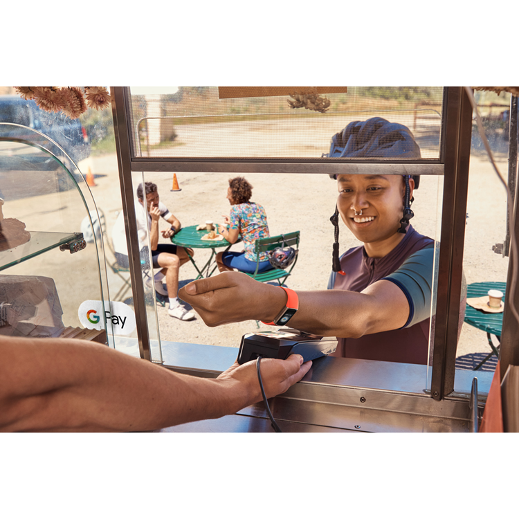 Fitbit FITBIT Charge 6 Champagne Gold Aluminum Case